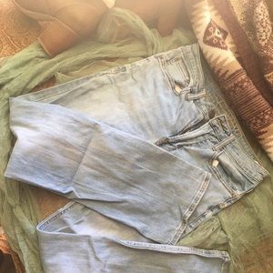 American eagle 28 x 30 light blue jeans